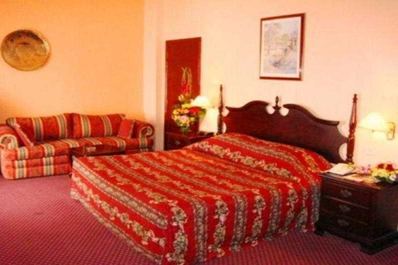 Delmon International Hotel Manama Quarto foto